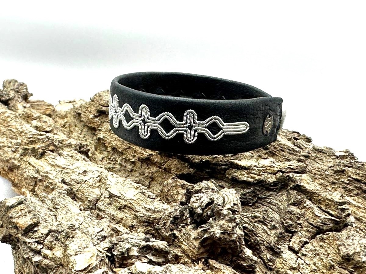 frontal view of saami crafts bracelet AE002