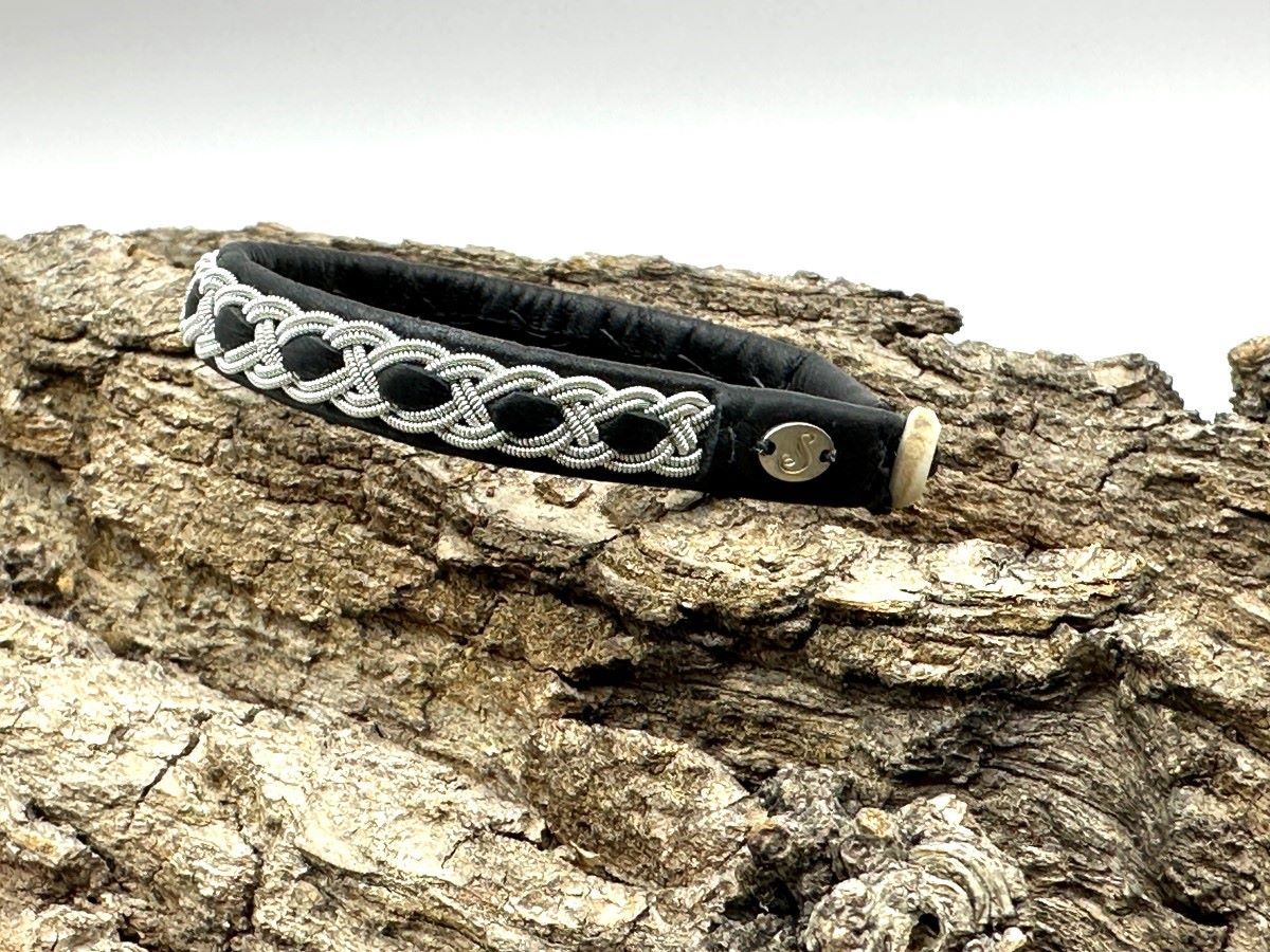 frontal view of saami crafts bracelet AL002