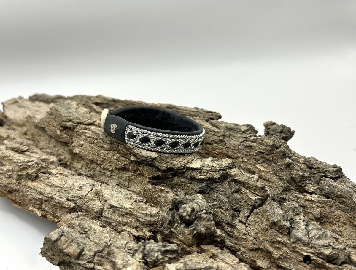frontal view of saami crafts bracelet AL003