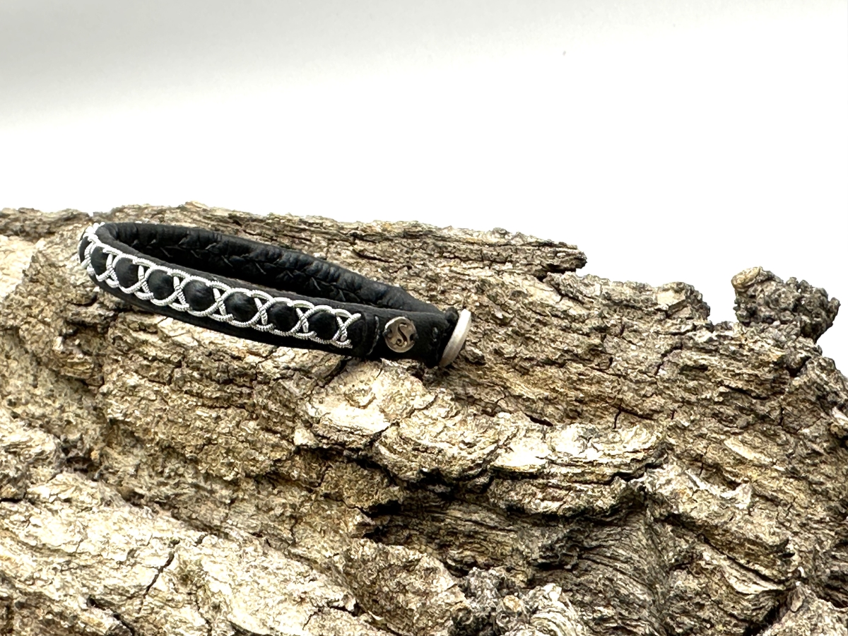 frontal view of saami crafts bracelet AL025