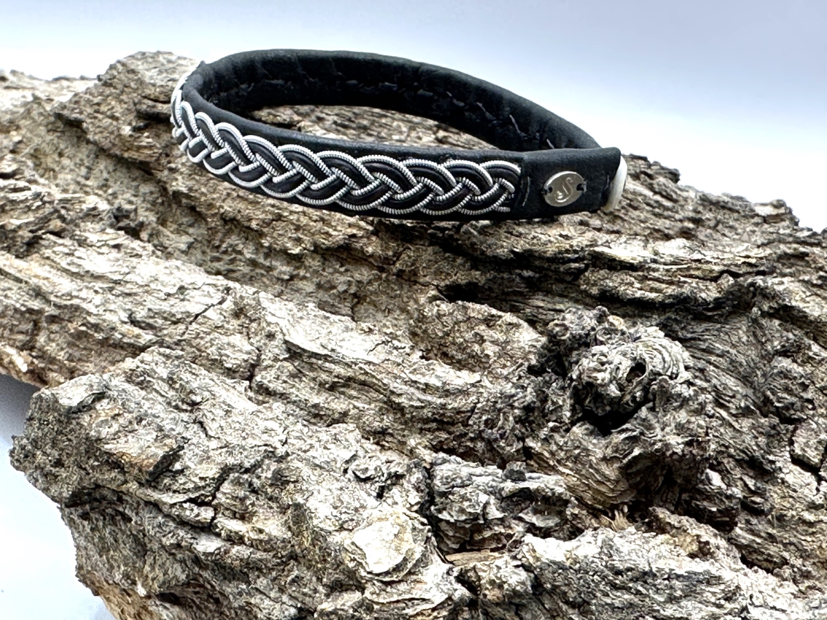 frontal view of saami crafts bracelet AL041