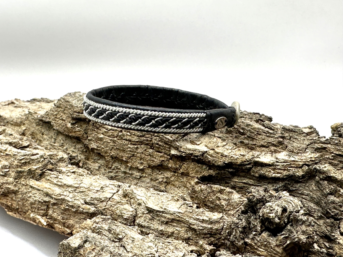 frontal view of saami crafts bracelet AL043