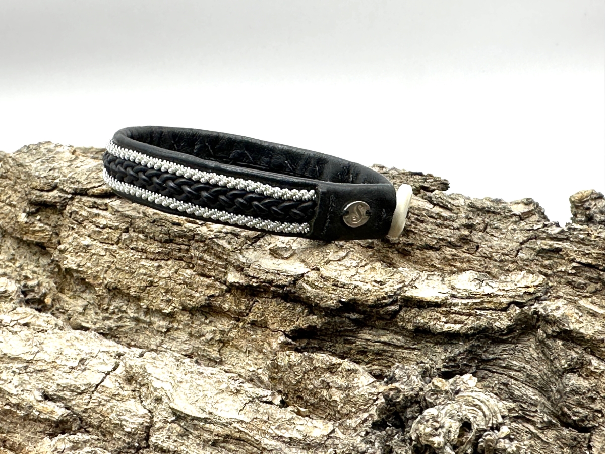 frontal view of saami crafts bracelet AL044