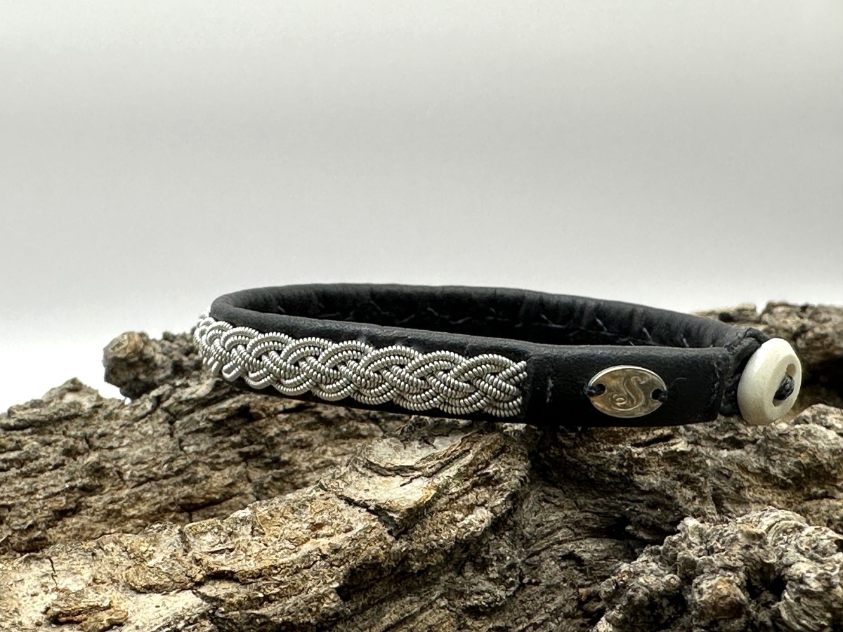 frontal view of saami crafts bracelet AZ003
