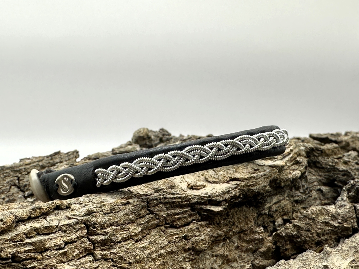 frontal view of saami crafts bracelet AZ026