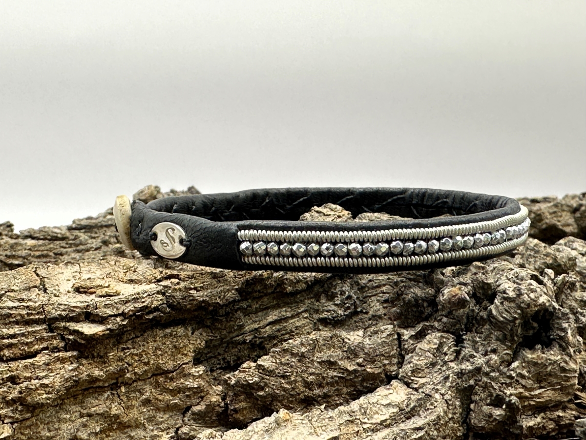 frontal view of saami crafts bracelet ESI002